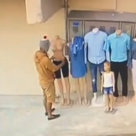 Hombre desnuda maniquí de tienda y se lo lleva con rumbo desconocido ¡Mínimo era suyo!
