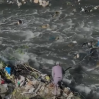 Medio Ambiente sanciona agentes PN que lanzaron neumáticos a río en Santiago