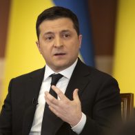 Entra en vigor la ley marcial en Ucrania; afirman Rusia ataca infraestructura militar