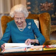 Isabel II celebra 70 años de reinado en el auge de su popularidad