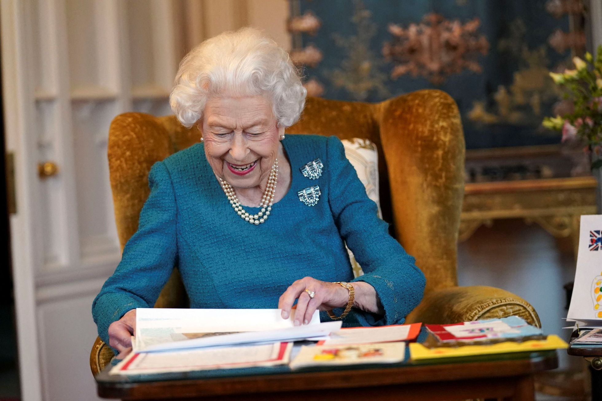 Isabel II celebra 70 años de reinado en el auge de su popularidad