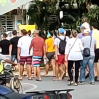 Ucranianos marchan contra Rusia en Las Terrenas, Samaná