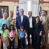 Zoe Saldaña y su familia visitan al presidente Luis Abinader