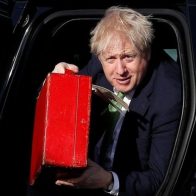Boris Johnson recibe resúmenes de material confidencial del gobierno a través de WhatsApp