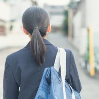 Escuelas de Japón prohíben a niñas usar las colas de caballos para no "excitar" a los varones