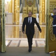 ¿Por qué Putin camina con el brazo derecho pegado al cuerpo?
