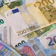 El euro cierra la semana asentado en los 1,1 dólares