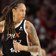 La estrella de la WNBA, Brittney Griner se encuentra "bien" pero continúa detenida en Rusia