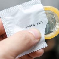 Maestra enseña a estudiantes como colocarse un preservativo
