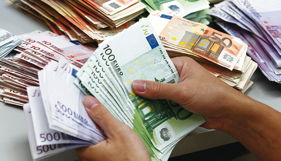 El euro se cambia alrededor de 1,10 dólares