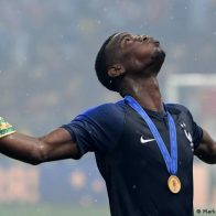 Roban medalla de campeón del mundo a Paul Pogba durante un asalto