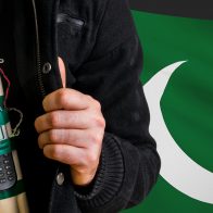 Terrorista suicida se inmola en una mezquita en Pakistán; mueren unas 30 personas