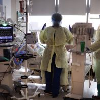 Un hombre regresa a su casa luego de permanecer más de 500 días con covid-19
