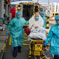 "Nuestros crematorios están al borde de su límite": Una ola de covid sin precedentes golpea a Hong Kong
