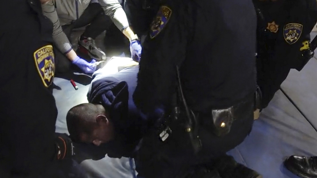 "¡No puedo respirar!": Difunden el video de un hombre que muere mientras es retenido por la policía en California