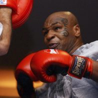 Un hombre apunta a Mike Tyson con un arma exigiéndole una pelea  
