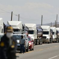 Transportistas bloquean las carreteras de Perú por el alza de precios de los combustibles