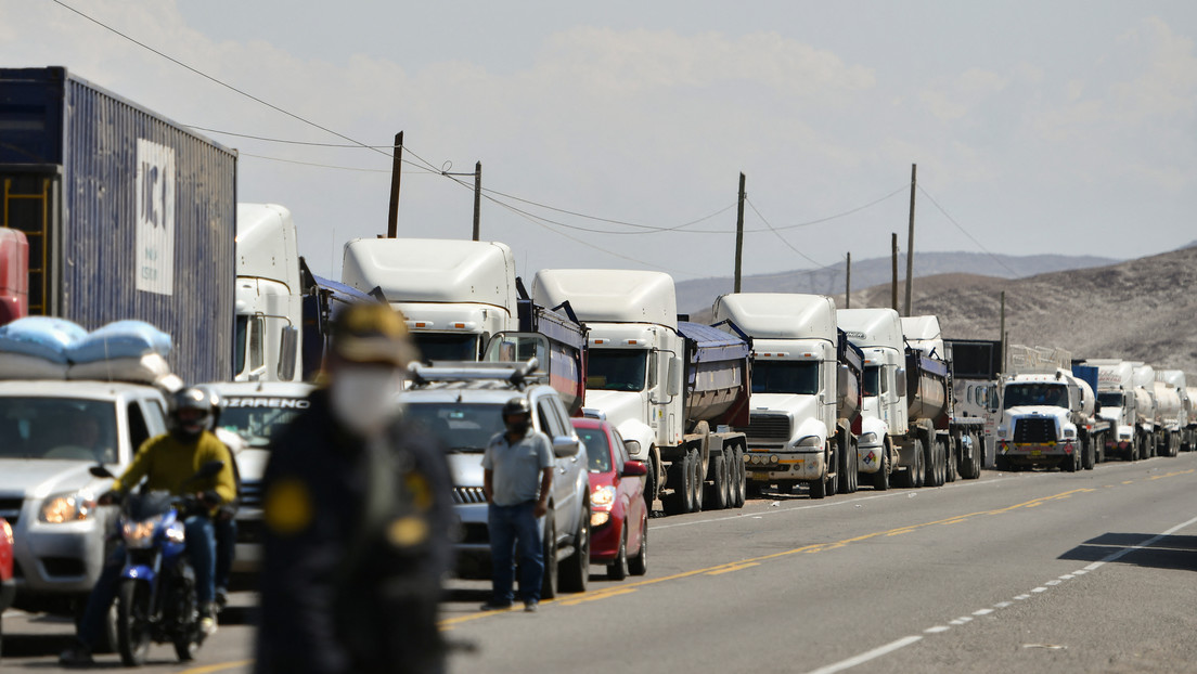 Transportistas bloquean las carreteras de Perú por el alza de precios de los combustibles