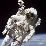 Fotografían desde la Tierra a un astronauta en plena caminata espacial