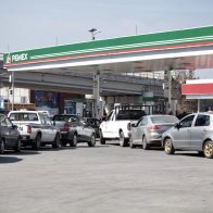Aumentan los estadounidenses que cruzan a México para conseguir gasolina más barata
