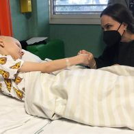 Angelina Jolie visita a los niños ucranianos ingresados en un hospital romano