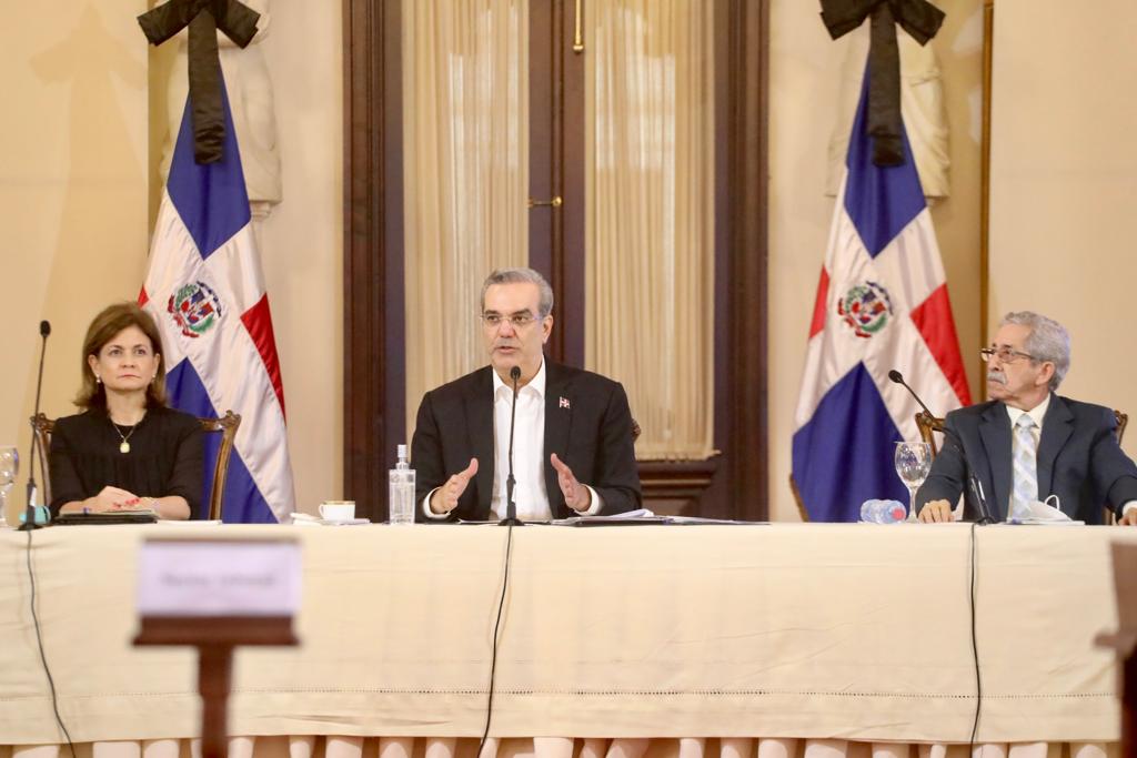 Presidente Abinader afirma apoyo a la reforma educativa