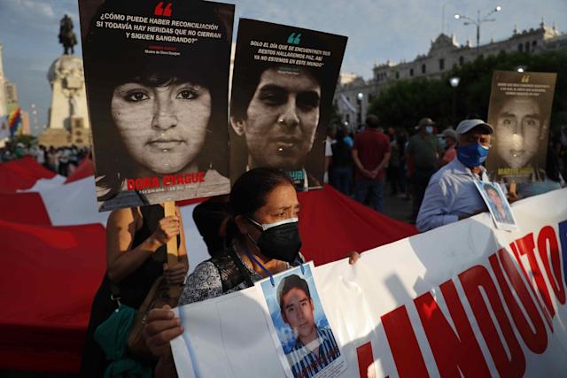 Al grito de "indulto es insulto", peruanos rechazan liberación de Alberto Fujimori
