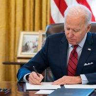 Biden firma orden ejecutiva que alivia los aranceles al acero de Japón