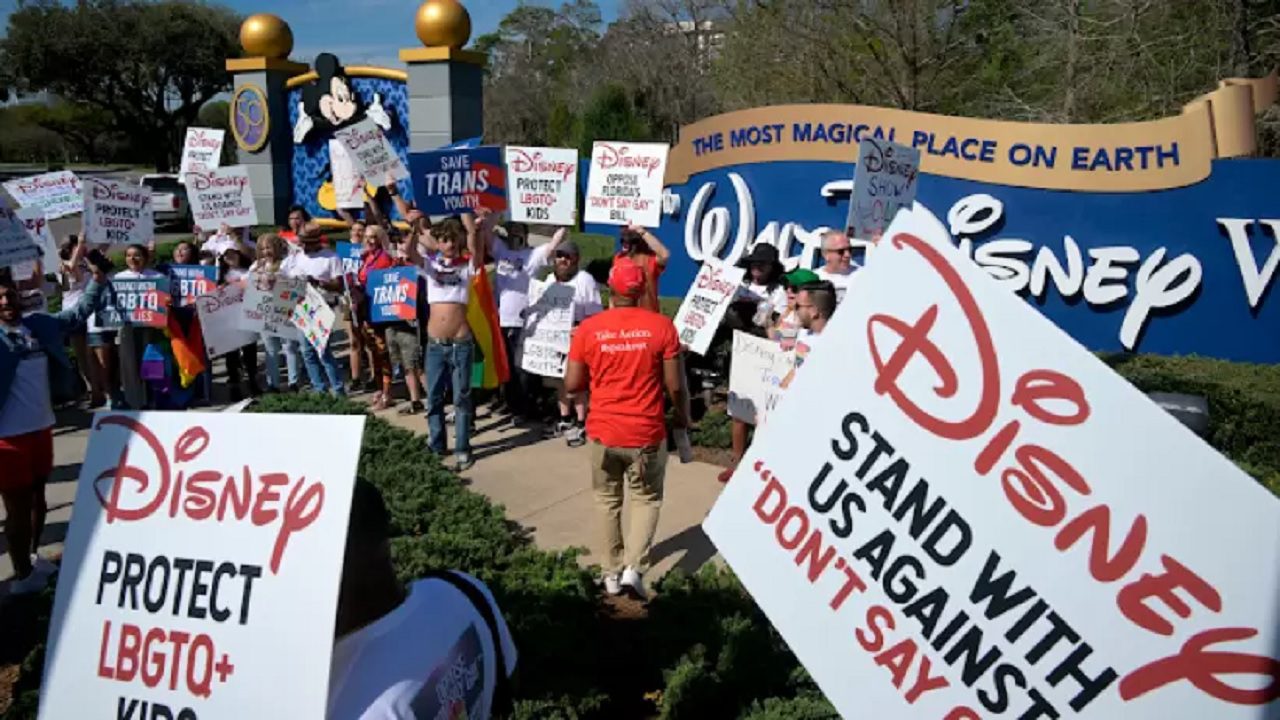 Empleados de Disney protestan contra la polémica ley "No digas gay"