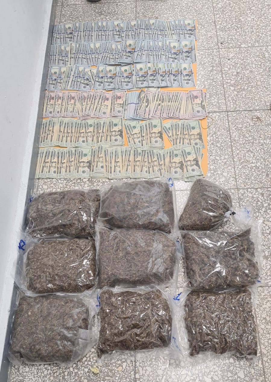 Ocupan 9 paquetes de presunta marihuana y 25,100 dólares a una mujer en SDE