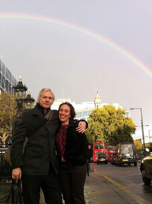 Novia de Julian Assange anuncia la fecha de su boda en la prisión de Belmarsh