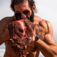 Un 'tiktoker' come cerebro y testículos de toro crudos porque no tiene tiempo para cocinar
