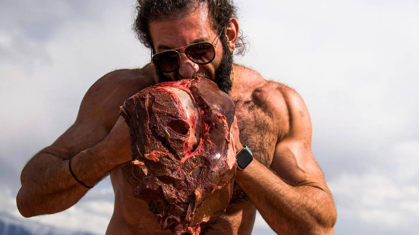 Un 'tiktoker' come cerebro y testículos de toro crudos porque no tiene tiempo para cocinar