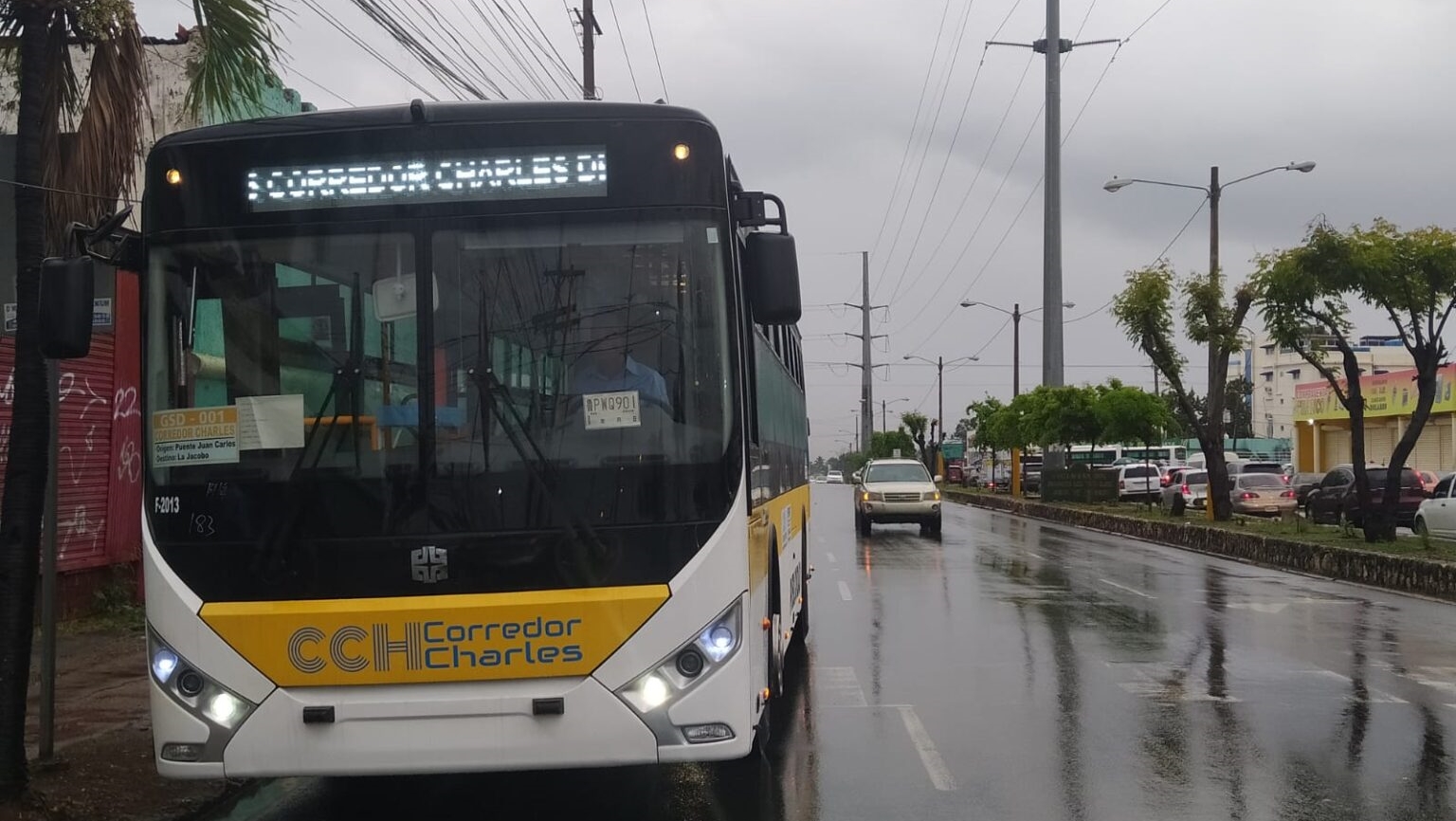 Apedrean siete autobuses del nuevo corredor de la Charles de Gaulle