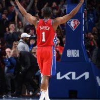 James Harden brilla en su debut local en Filadelfia