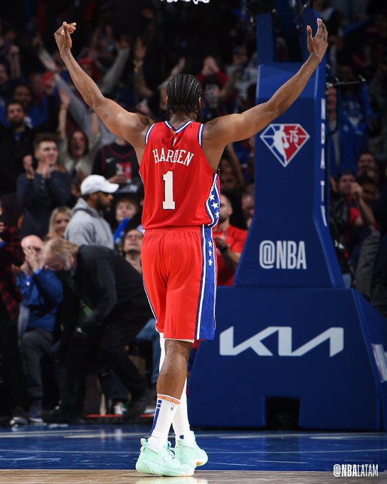 James Harden brilla en su debut local en Filadelfia