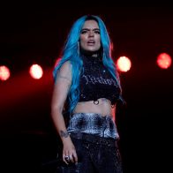 Karol G recibe el premio "Rule Breaker" en la gala Women in Music de Billboard