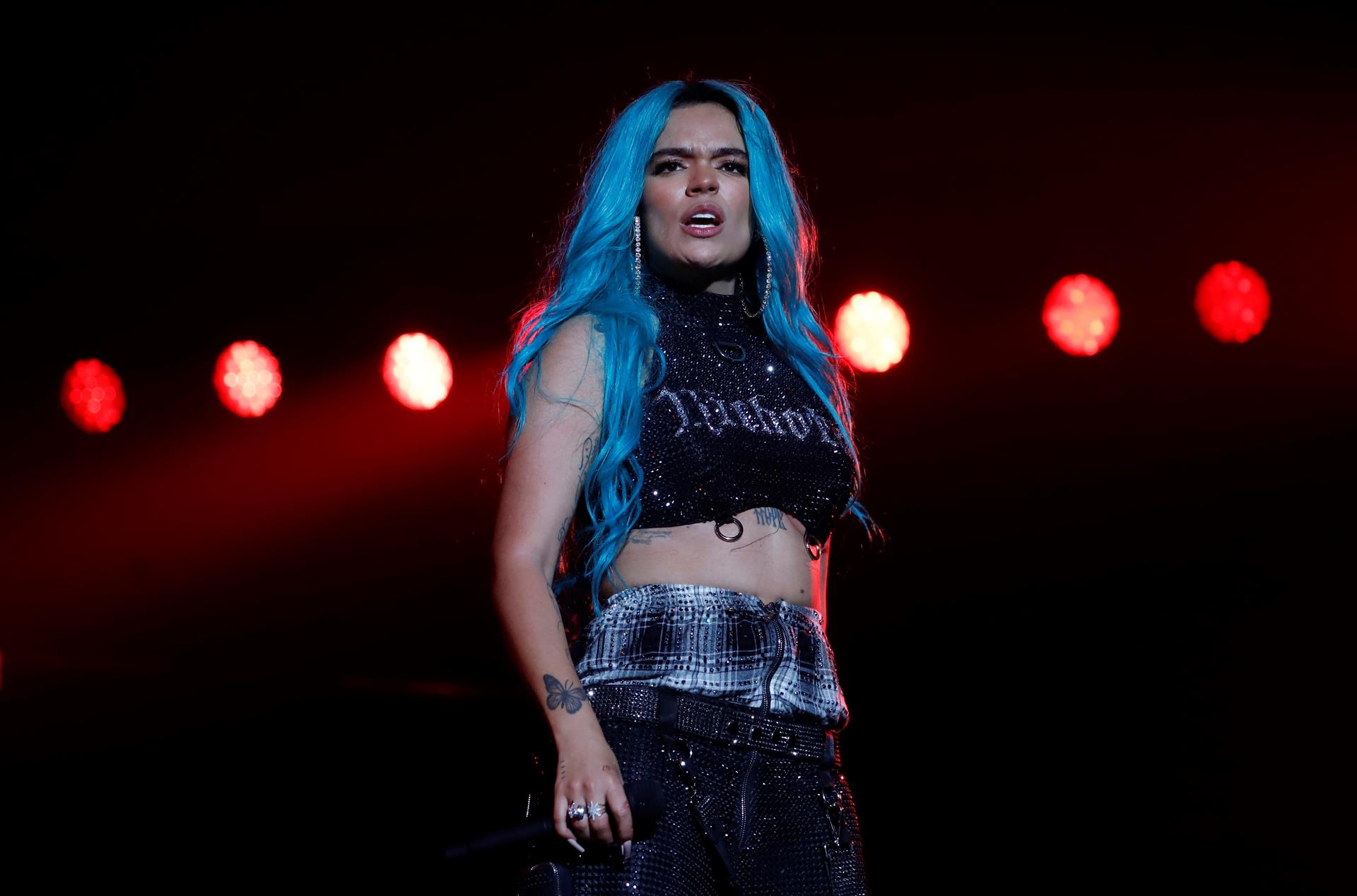 Karol G recibe el premio "Rule Breaker" en la gala Women in Music de Billboard