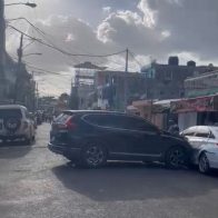 Mujer desbarata vehículo de pareja y choca motorista en Villas Agrícolas ¡Por celos!
