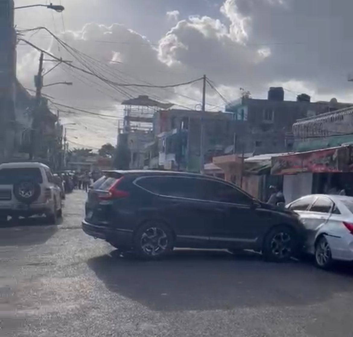 Mujer desbarata vehículo de pareja y choca motorista en Villas Agrícolas ¡Por celos!