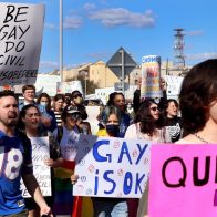 Alumnos protestan contra polémico proyecto de ley "No digas gay" de Florida