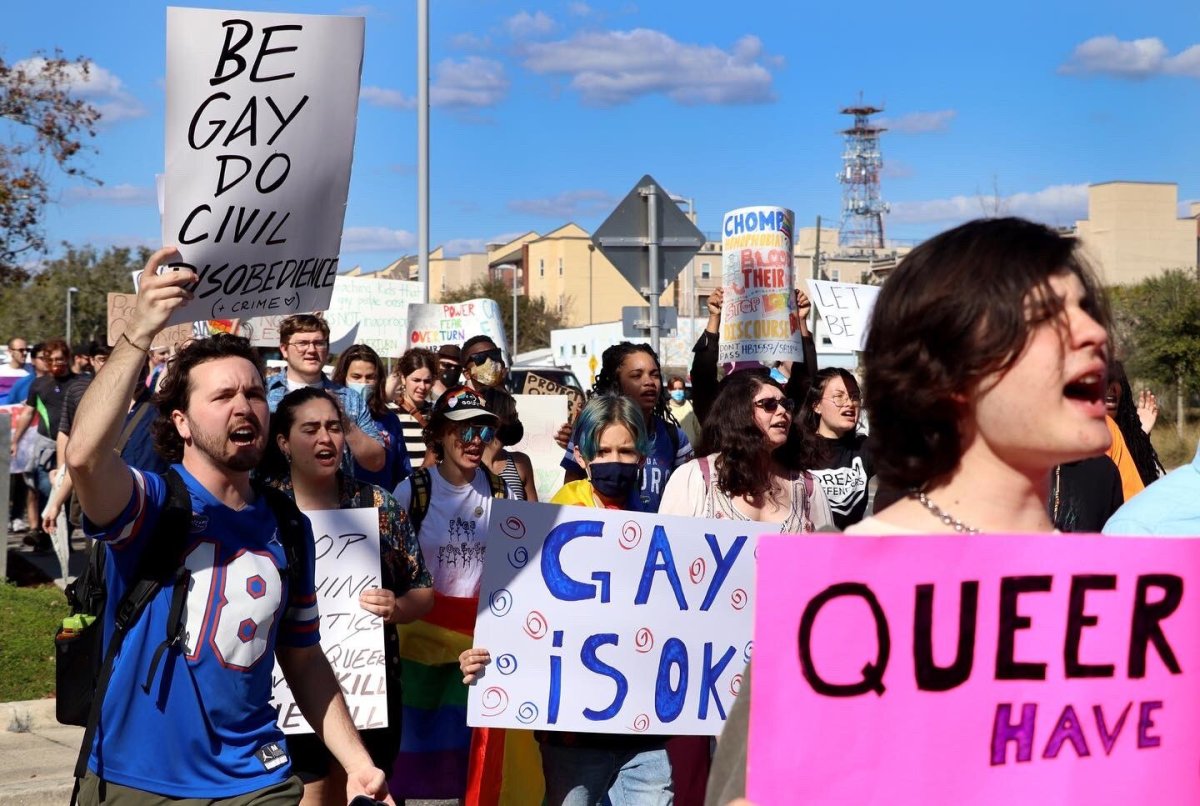 Alumnos protestan contra polémico proyecto de ley "No digas gay" de Florida