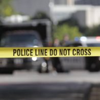Tiroteo deja un estudiante muerto y 2 heridos en exterior de instituto en EEUU
