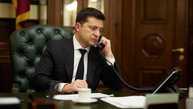 Volodimir Zelensky acusa Moscú de reubicar ucranianos a la fuerza