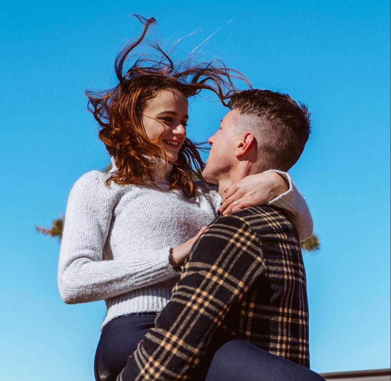 Joey King de “El Stan de los Besos” se compromete tras 2 años de noviazgo
