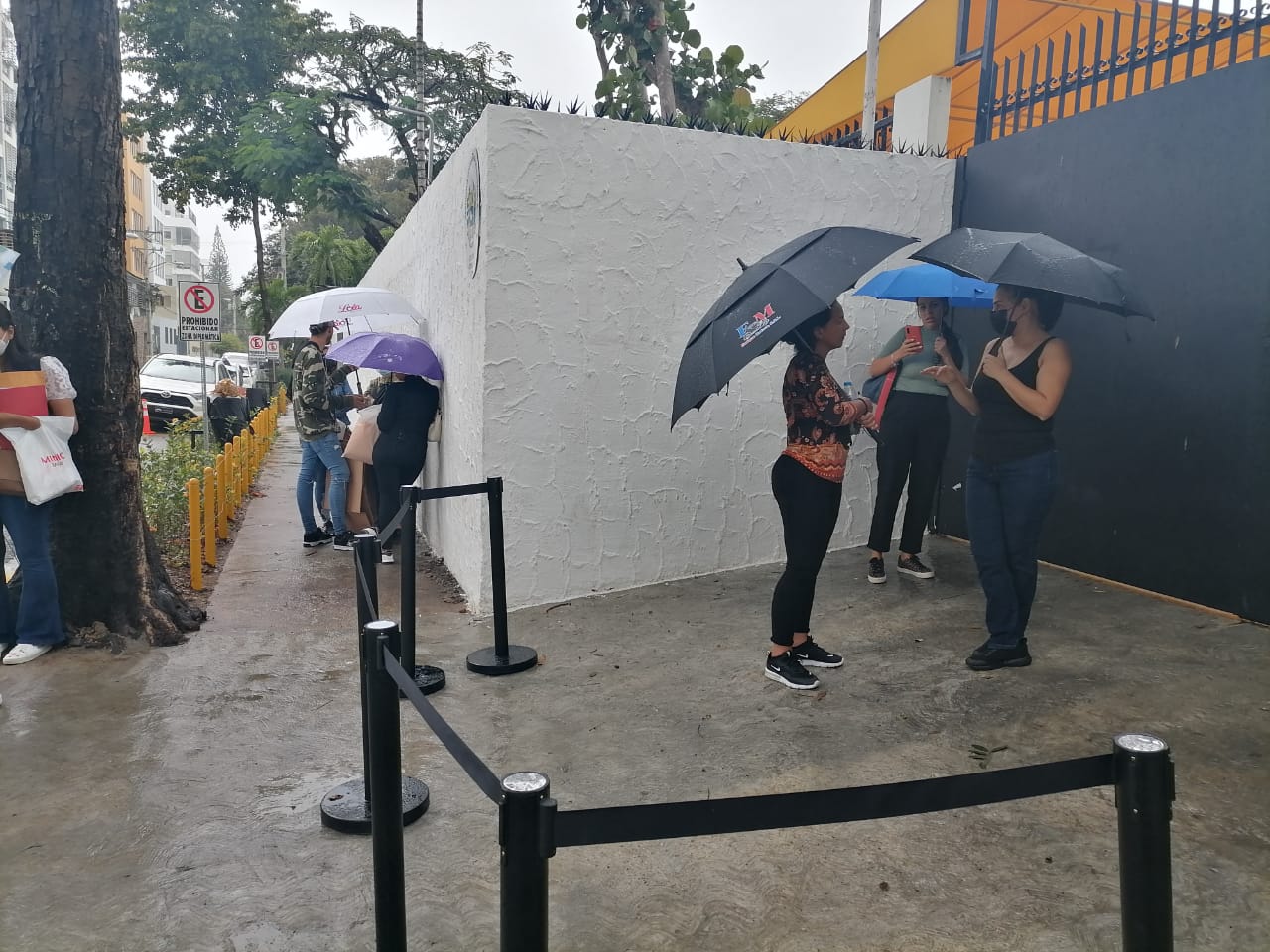 Venezolanos denuncian son tratados “como animales” en Embajada de Venezuela en RD