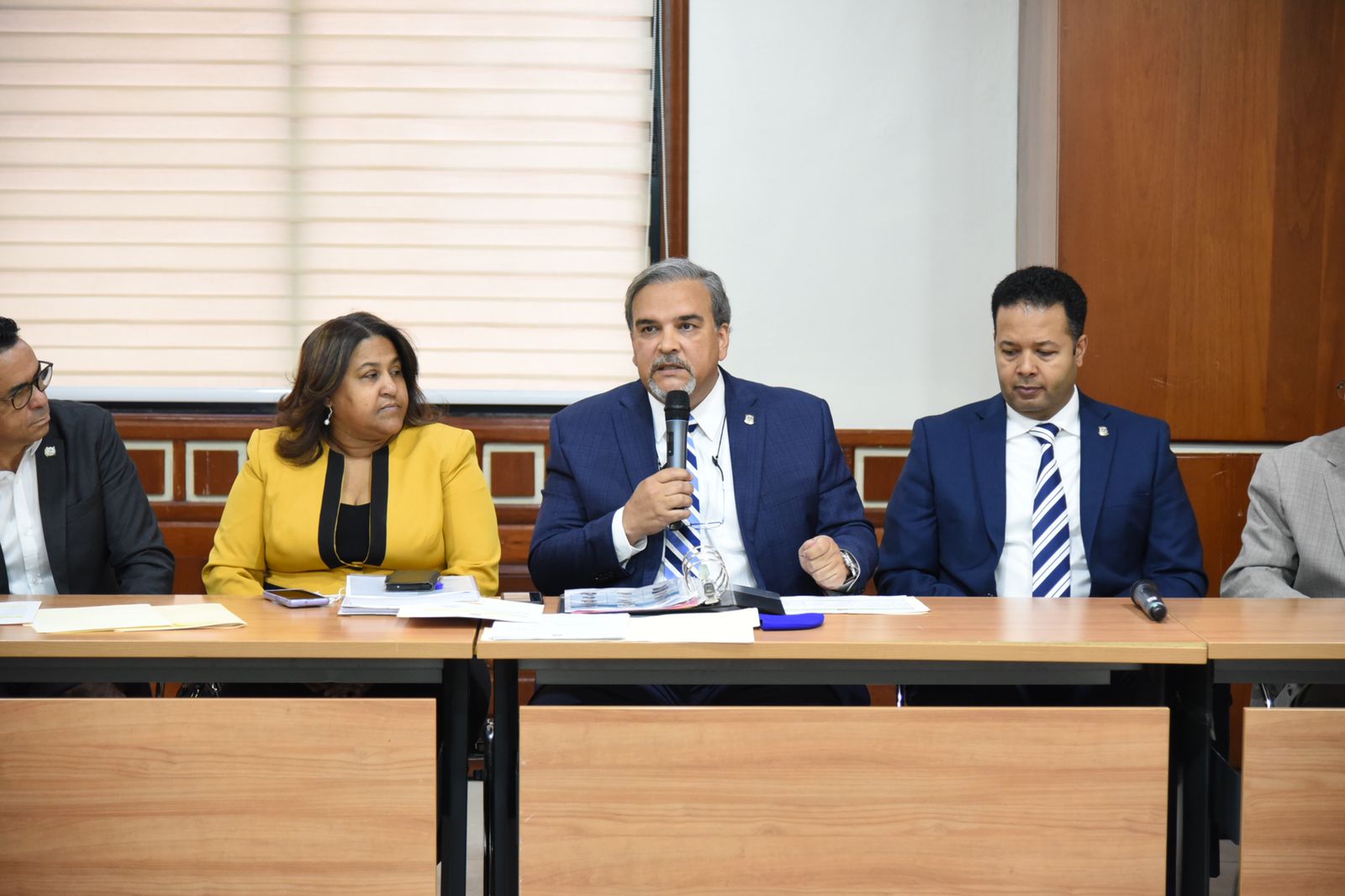 Diputados estudian proyecto de ley sobre el Código Electoral