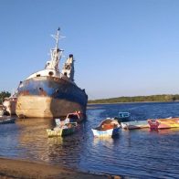 Denuncian accidente en desguace de embarcación provoca derrame de aceites contaminantes en parque de manglares den Manzanillo
