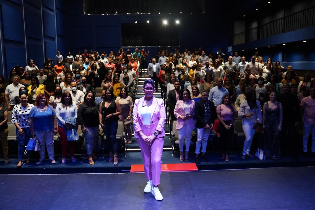 Se presenta con éxito "El amor que yo quiero" por la psicóloga Hayny Batista
