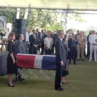 Abinader y Raquel Peña realizan guardia de honor a doña Rosa
